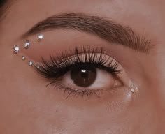 EUPHORIA MAKUP LOOKS & INSPO | RHINESTONE MAKEUP Ušný Piercing, Prom Eye Makeup