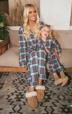 They'll sleep tight in these adorable festive pajamas! Christmas Jammies Family, Family Xmas Pjs, Matching Christmas Pajamas Couples, Matching Christmas Jammies, Family Holiday Pajamas, Christmas Baby Pictures, Christmas Pjs Family, Xmas Pjs, Festive Activities