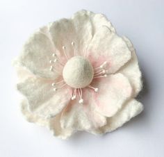 Felt Poppy, White Flower Hair Clip, Wool Jewelry, Needle Felted Brooch, Pin Corsage, Felt Flower Tutorial, Felt Brooches, Soft Jewelry, Princess Wardrobe