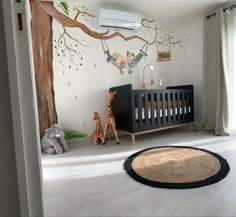 Peinture murale de Simba, déco de différente peluche (girafe, éléphant) Natural Crib, Baby Room Neutral, Baby Boy Room Decor, Baby Room Inspiration, Roi Lion, Nursery Room Inspiration, Baby Lion