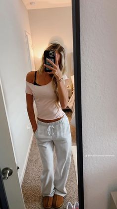 Tight Top Baggy Pants Outfit, Outfits Stockholm, Baggy Pants Outfit, Comfy School Outfits, Simple Outfits For School, Lounge Outfits, Mood Clothes, Casual Preppy Outfits