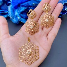 Featuring a lightweight and a perfectly carved pendant set made in 22ct gold. The pendant set weighs 18 GMs Price Breakup Summary Component Rupees % of Total 22k Gold 93,010 81.3% Stones & Beads 1,310 1.1% Making Charges 16,742 14.6% Taxes (GST) 3,332 3.0% Total 114,394 100.0% View Detailed Price Breakup Watch Video Here Yellow Gold Jewelry Sets For Diwali Gift, Diwali Gift Yellow Gold Jewelry Sets, Yellow Gold Filigree Jewelry Sets As Gift, Yellow Gold Filigree Jewelry Sets For Gift, Gold Earrings With Detachable Pendant As Gift, Festive Gold Jewelry Set With Pearl Pendant, Festive Gold Jewelry Set With Detachable Pendant, Festive Yellow Gold Pendant Earrings, Gold Pendant Earrings For Diwali