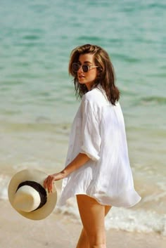 Beach Photography Poses, Summer Beach Outfit, Foto Poses, Beach Outfits, Beach Poses, Boyfriend Shirt, Beach Photoshoot, Summer Photos, Beach Look