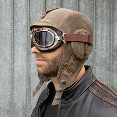 Relive the adventurous spirit of the aviation era with this leather aviator helmet made of genuine leather, antique/vintage brown color, for men, William model.This model is the ideal choice for men looking for a quality leather helmet that gives a unique vintage look. Unisex design.Iconic aviator style takes on new life in this antique finished brown leather aviator helmet. The rounds on each side recall the helmets of the first aviators where airplane pilots were heroes.Aviator goggles are a m Aviator Helmet, Apocalyptic Costume, Leather Helmet, Pilot Helmet, Aviator Goggles, Pilot Hat, Post Apocalyptic Costume, Airplane Pilot, Aviator Hat