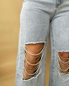 Experience the ultimate blend of style and comfort with our Distressed Washed Pearl Rhinestone Knee Trim Loose Denim Jeans. These jeans are perfect for those who appreciate a touch of sparkle and a relaxed fit. Don't miss out on adding these stylish jeans to your wardrobe today! Pearl & Rhinestone Trim over distressed knee Relaxed Fit 100% Cotton High Rise Wide Leg Light Wash True to size NON STRETCH Sizes, Small, Medium & Large Inseam 28", Rise 11.5", Waist 26' - Measurements taken from size Sm Meg Moroney, Ribbed Jeans, Sparkle Jeans, Vintage Boyfriend Jeans, Pink Concert, Cut Out Jeans, Aesthetic Pose, Night Festival, Painted Clothes Diy