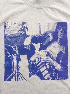 Blue Screen Print T-shirt For Concert, Graphic Tees Design Prints, Screen Printed Clothing, Screen Printing Clothes, T-shirt Design Illustration, Grunge Posters, Vintage Foto, Screen Printed Tshirts, Tshirt Printing Design