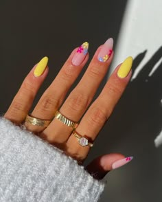 Simple Sun Nail Art, Nails With Sun Design, Sunshine Nails Design, Sun Nails Design, Winter Nails Art Designs, Sunshine Nails, Winter Nails Art, California Nails, Sun Nails