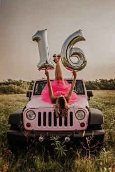 16 Birthday Party Outfits Sweet 16, Birthday Jeep Pictures, Sweet 16 Car Photoshoot, Sweet 16 Car Pictures, Sweet 16 Car Cake, Cute Sweet 16 Picture Ideas, Sweet 16 Photoshoot With Car, Sweet 16 Picture Ideas Photoshoot Casual, Country Birthday Pictures