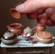 Mini Pottery Ideas, Miniature Ceramics, Mini Pottery, Doll Props, Fairy House Crafts, Miniature Pottery, Cardboard Box Crafts, Doll House Plans