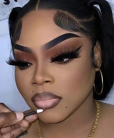 Pink Matte Lipstick On Black Women, Birthday Makeup Looks Black Women, Black Women Glam Makeup, Bold Makeup Looks Black Women, White Eyeliner Makeup Looks Black Women, Face Beat Makeup Dark Skin, Makeup Ideas Baddie, Silver Makeup Ideas