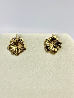 Clover Flower Earrings E81-2 Material : 14k Gold This is solid 14k gold, not plated.  Handmade, Made in USA The price is for the pair.  Size: 10mm or 0.40 inches wide.  We import Tahitian pearls straight from the crystal-clear lagoons of French Polynesia. Over the last 10 years of working with Tahitian pearl farmers and auction houses in Tahiti we are able to give our clients a large selection of Tahitian Pearls to choose from with competitive prices and excellent quality. Our office is in Hawai Classic Flower Shaped Jewelry With Matching Earrings, Classic Flower-shaped Jewelry With Matching Earrings, Classic Floral Jewelry With Matching Earrings, 14k Gold Round Flower Earrings, Classic Gold Jewelry In Flower Shape, Classic Flower-shaped Earrings As Gift, 14k Gold Pierced Flower Earrings For Anniversary, Classic Flower Earrings, 14k Gold Flower Earrings For Pierced Ears