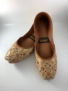 dhaage.london We Bring you our latest collection. These beautiful GOLD khussas/Juttis are handcrafted, incredibly soft and anti-slip sole. This will give you Comfort and style all in one!    . #jutti #khussa #shoes #punjabishoes #juttilovers #summer #desiclothes #casualshoes #indian #pakistani #desi #fashion #desifashion #kaleeray #accessories #tradionalshoes #handmade #summer #summervibes #wedding #desiwedding #partywear #eid #simplekhussa #pakistanifashion #punjabifashion #ladies #shoes Traditional Gold Flats For Festivals, Traditional Gold Closed Toe Flats, Traditional Gold Flats For Festive Occasion, Traditional Gold Embroidered Flats, Bollywood Style Wedding Shoes With Handwork, Traditional Closed Toe Ballet Flats For Festive Occasions, Bollywood Style Closed Toe Wedding Shoes, Pakistani Shoes, Women Wedding Shoes