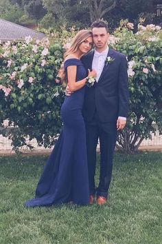 Blue Prom Gown, Couple Prom, Chic Formal Dress, Prom Pic Ideas, Prom Photo Ideas, Prom Picture Ideas, Blue Mermaid Prom Dress, Prom Pictures Couples, Prom Picture Poses