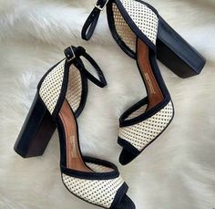 Shoe Fashion 2023, Shoes Design Ideas, Fancy Shoes, Shoes Design, Shoe Inspo, Carrie Bradshaw