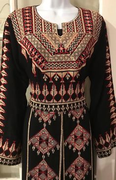 Black Plain Dress, Sleeveless Kimono, Dress Abaya, Beautiful Black Dresses, Black Dress Outfits, Red Embroidery, Gold And Red, Abaya Dress, Anarkali Dress