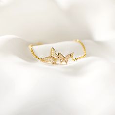 DESCRIPTIONA symbol of transformation, courage, and the unending love between a mother and daughter. This exquisitely crafted bracelet features delicate butterflies, a timeless emblem of growth and beauty born from bravery. This bracelet is more than just a gift; it's a tender reminder of your endless support and belief in her potential. Every time she wears it, she'll feel the warmth of your love and the strength of her own wings. Perfect for birthdays, graduations, or simply to say "I believe Unending Love, Butterfly Bracelet, Premium Gift, Mother And Daughter, Gift Packs, Message Card, A Mother, Brave, Persona