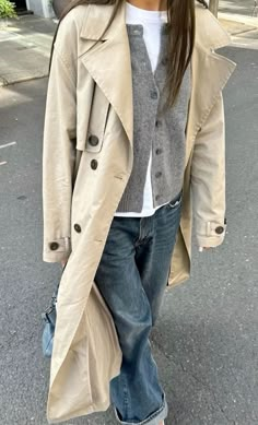 Fall Trench Coat Outfit, Aw Fashion 2024, Trench Outfit Women, Fall Outfits Trench Coat, Trench Coat Outfit Dress, Outfits With Trench Coats, Trench Coat Winter Outfit, Outfit With Trench Coat, Winter Trench Coat Outfit