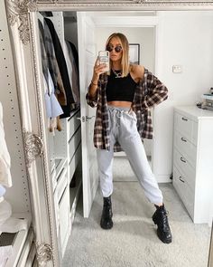 Trendy Outfits 2020, Trendy Outfits Edgy, Cute Sweatpants Outfit, Stylish Outfits Casual, Sweatpants Outfits, Cute Sweatpants, Pastel Outfit, Cute Lazy Outfits, Tumblr Outfits