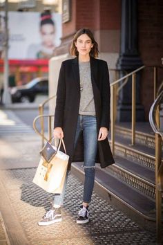 Chaussures / shoes / Vans avec un jean à trous Casual Chique Stijl, Alexa Chung Style, For School, Sneaker Trend, Cool Girl Style, Trending Sneakers, Style Crush, Alexa Chung