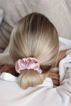 hair treatment Pink Scrunchie, Silk Scrunchies, Hair Breakage, Silk Pillowcase, Silk Charmeuse, Smooth Hair, Scrunchie Hairstyles, Protective Hairstyles