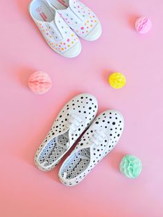 how to paint canvas shoes with fabric paint Paint Canvas Shoes, How To Paint Canvas, Painting On Shoes, Canvas Shoes Diy, Shoes Video, Painted Shoes Diy, Easy Diy Paint, Painted Canvas Shoes, White Canvas Shoes