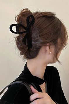 black velvet bow hair claw, coquette girl aesthetic hair accessories, old money style Updos For Work, Hair Clip Aesthetic, Korean Hair Clip, Clip Aesthetic, Bridesmaid Hair Ponytail, Korean Hair Accessories, Elegance Hair, Butterfly Hair Accessories, Curly Hair Accessories