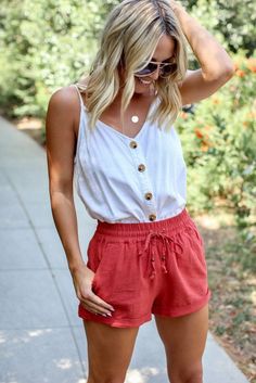 Outfits 20s, Looks Com Short, Summer Outfits Women 30s, Winter Mode Outfits, Hot Summer Outfits, Style Surf, Beach Styles, Summer Trends Outfits, Girls Beach