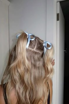 Cheer Hairstyles, Annie Shr, Girly Hairstyles, Bow Hairstyle, School Hair, Ribbon Hairstyle, Peinados Fáciles Para Cabello Corto, Hair Aesthetic, Hairstyle Inspo