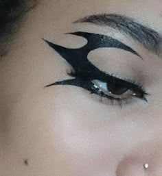 Emo Graphic Liner, Gothic Graphic Eyeliner, Cyberpunk Eyeliner, Big Eyeliner Makeup, Goth Eyeliner Designs, Black Eyeliner Ideas, Rock Eyeliner, Eyeliner Looks Goth, Eye Liner Designs Eyeliner Styles