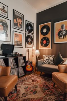 Music Studio Basement Ideas, Musical Studio Room, Vintage Music Living Room, Music Gaming Room, Records In Living Room, Record Home Decor, Game Music Room, Singing Room Ideas, Music Lover Living Room