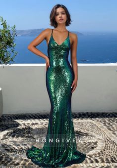 This stunning mermaid evening dress features sexy straps and an open back. The glitter detail adds a touch of glamour to this classic and timeless formal wear option. Perfect for any special occasion, this dress will make you feel confident and stylish. Illusion Wedding Dress, Classic Prom Dress, Prom Dress With Train, Homecoming Formal Dresses, Dress With Train, Satin Homecoming Dress, Beach Wedding Dress Boho, Mermaid Sequin, Mother Wedding Dress