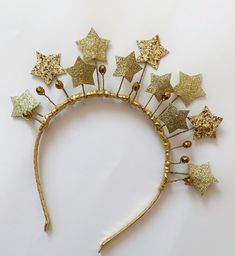 Gold star crown for girls or women.  This headband with handmade gold stars adds beautiful sparkle to any daily outfit, special occasions and Christmas celebrations. It is attached to hard headband. This headband fits 2 and up. They are also great for BIRTHDAY GIFT. All items are handmade with attention to detail in a smoke free environment. Many other stiles and colors of cute hair clips, headbands, shiny crowns on my shop  https://www.etsy.com/shop/PinkandBright . Take a peek! Thank you for vi Tiara Diy, Diy Tiara, Nativity Costumes, Theme Carnaval, Star Costume, Diy Decoracion, Christmas Hair Accessories, Halo Headband, Star Headband