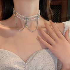 Crystal Necklace Aesthetic, Necklace Aesthetic Pearl, Aesthetic Beaded Necklace, Beaded Necklace Aesthetic, Aesthetic Pearl Necklace, Korean Palace, Beads Aesthetic, Female Clavicle, Necklaces Aesthetic