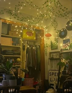 Ivy vines fake 
Room decor Pretty Lights For Bedroom, Gamer Room With Plants, Cozy Wall Mural, Fairy Light Arrangements Bedroom, Fairy Rooms Bedrooms, Vines Lights Bedroom, Fairy Dorm Room Aesthetic, Small Room Fairycore