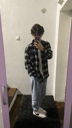 Flannel And Sweatpants Outfit, Flannel Over Hoodie Outfit, Flannel Outfits Boys, Flannel Over Hoodie, Outfit Ideas Flannel, Men Flannel Outfits, Verano Aesthetic, Flannel Outfits Aesthetic, Flannel Boy