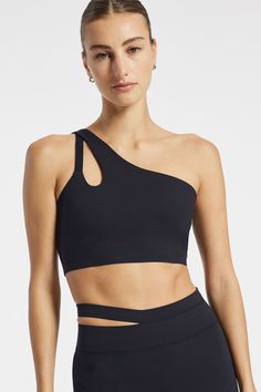 Black Workout Set, One Shoulder Bra, Activewear Inspiration, Sports Bra Outfit, Bone Structure, Fitness Apparel, Black Sports Bra