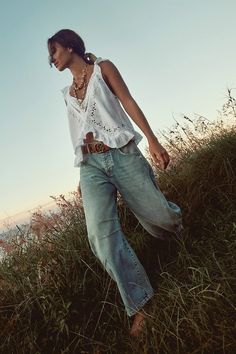 We The Free Good Luck Mid-Rise Barrel Jeans | Free People Summer Western Outfits Casual, Free People Aesthetic Outfits, Boho Jeans Outfit, Free People Outfits Summer, Western Hippie Fashion, Vision Poster, White Tshirt And Jeans, Western Boho Outfits, Western Summer Outfits