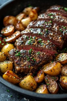 Délicieuse Poêlée de Steak et Pommes de Terre Dorées à l'Ail Steak And Potatoes, Healthy Lunch Snacks, Photography Reference, Food Babe, Food Therapy, Super Bowl Food, Steak Dinner, Idee Pasto Sano, Easy Cooking Recipes