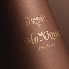 the label for mo'nique is brown and gold