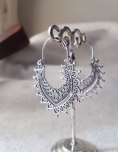 African geometric silver plated earrings SIZE: 48 mm x 38 mm. YOU CAN FIND SOME SIMILAR MODELS IN: https://www.etsy.com/es/listing/483419991/pendientes-tribal-espiral-brass-earrings?ref=shop_home_active_1&frs=1 https://www.etsy.com/es/listing/702446473/pendientes-bohemios-ethnic-earrings-gold?ref=shop_home_active_6&frs=1 https://www.etsy.com/es/listing/701692855/pendientes-tribales-gold-earrings-ethnic?ref=shop_home_active_7&frs=1 SHIPPING: I use certified mail for my shipments. You Summer Silver Alloy Earrings, Bohemian Silver Hoop Earrings For Summer, Silver Nickel-free Hoop Earrings For Summer, Silver Pierced Jewelry For Summer, Silver Hoop Earrings In Alloy, Bohemian Alloy Earrings For Festivals, Summer Alloy Jewelry Gift, Summer Gift Jewelry In Alloy, Summer Gift Jewelry Made Of Alloy