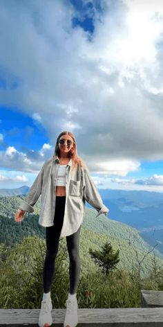 Outfit Ideas For Trekking, Walking Outfit Outdoor Spring, Lake District Outfit Summer, Outfit Camping Verano, Coorg Travel Outfits Women