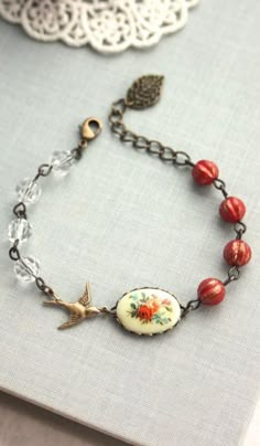 Vintage Floral Bouquet, Bird Bracelet, Repurposed Jewelry, Jewelry Brands, Red Beads, Jewelry Making Ideas, Jewelry To Make, Diy Schmuck, Bijoux Diy