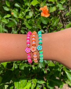 Summer flower bracelet great for gifts and accessories. Bead Business, Accesorios Aesthetic, Make Clay Beads, Ivy Rose, Rainbow Keychain, Bracelets Ideas, Turtle Bracelet, Rainbow Flower, Clay Bracelet