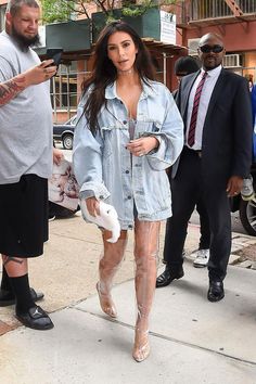 Kim Kardashian Denim, Oversized Jean Jacket Outfit, Estilo Kim Kardashian, Estilo Kardashian, Kim Kardashian Outfits, Light Denim Jacket, Style Transformation, Kardashian Outfit