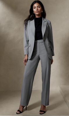 Grey tailored suit from Banana Republic. Suit consists of a blazer and matching high waisted, straight leg pants. "Womens fit". Color light grey heather Affordable Single-breasted Sport Coat For Spring, Outfit Formal Mujer, Fashion 60s, Business Professional Outfits, Lawyer Outfit, Fest Outfits, Business Attire Women, Blazer Outfits For Women, Fashion 90s