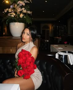 birthday dinner roses cuocoo dress fancy Poses With Flowers, Birthday Poses, Bday Pics, Restaurant Pictures, 17th Birthday Ideas, Cute Birthday Pictures, 21st Birthday Photoshoot, Beautiful Photoshoot Ideas, Birthday Ideas For Her