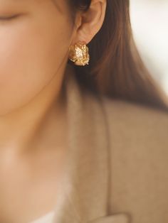 Add a touch of elegance and sophistication to your look with these Sanya Textured Leaf Crystal Stud Earrings. Crafted from high-quality brass with a gold plating, these earrings feature a unique leaf-like design that captures light beautifully. The textured surface adds a natural, organic feel, while a single sparkling crystal sits at the center, enhancing the luxurious appeal of these pieces. With a length of 2 cm and width of 1.5 cm, they offer a bold yet comfortable fit, perfect for day or evening wear. At just 12g, they are lightweight enough for all-day comfort. Details: Material: Gold-plated brass Dimensions: Length 2 cm, Width 1.5 cm Weight: Approximately 12g Features a textured leaf design with a sparkling central crystal Lightweight and comfortable for daily wear Care Instructions Pearl Jewelry Necklace, Natural Stones Necklace, Gold Statement Earrings, Natural Stone Jewelry, Natural Stone Bracelets, Crystal Stud Earrings, Anklet Bracelet, Anklet Jewelry, Lariat Necklace