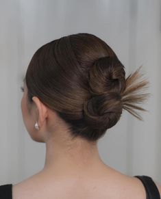 Sleek Bun Hairstyles, Flapper Hair, Long Shiny Hair, Hair Secrets, Sleek Updo, Hairdo Wedding, Edges Hair, Sleek Bun, Bridal Hair Updo