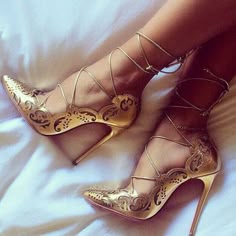 Louboutin Boots, Gold High Heels, Fancy Shoes, Heels High, Gold Heels, Stiletto Pumps, Trend Fashion, Pretty Shoes, Dream Shoes