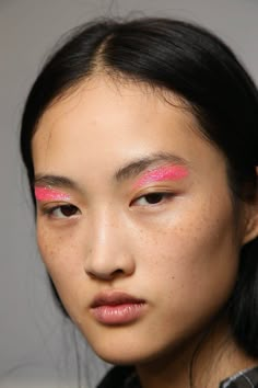 Makeup 2000s, Fashion Week Makeup, Looks Paris, Makeup Runway, Makeup Dewy, Makeup Euphoria, Fluffy Brows, Makeup Bold, Beauty Dish